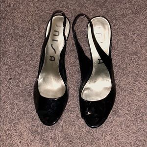 BLACK PATENT LEATHER, PEEP-TOE, SLINGBACK HEELS